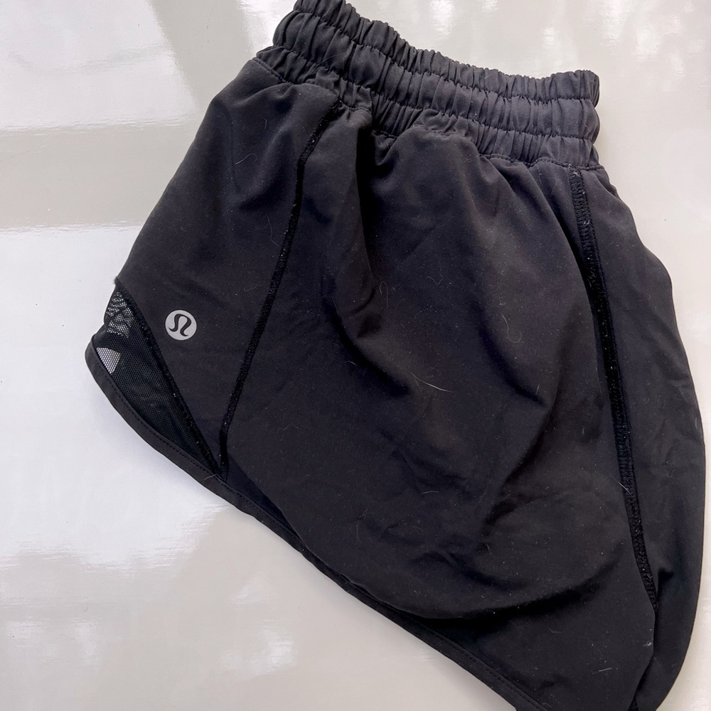 lululemon hotty hot low-rised shorts 2.5”